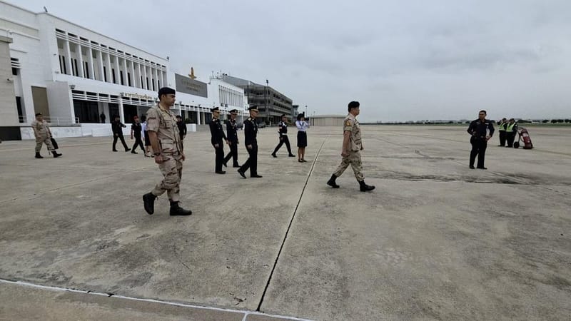 PM Holds Emergency Security Meeting After Surge of Unrest in Deep South, Before Flying to Nan and Ubon Ratchathani to Monitor Floods and Visit Soldiers Injured in Mine-Clearing Operation