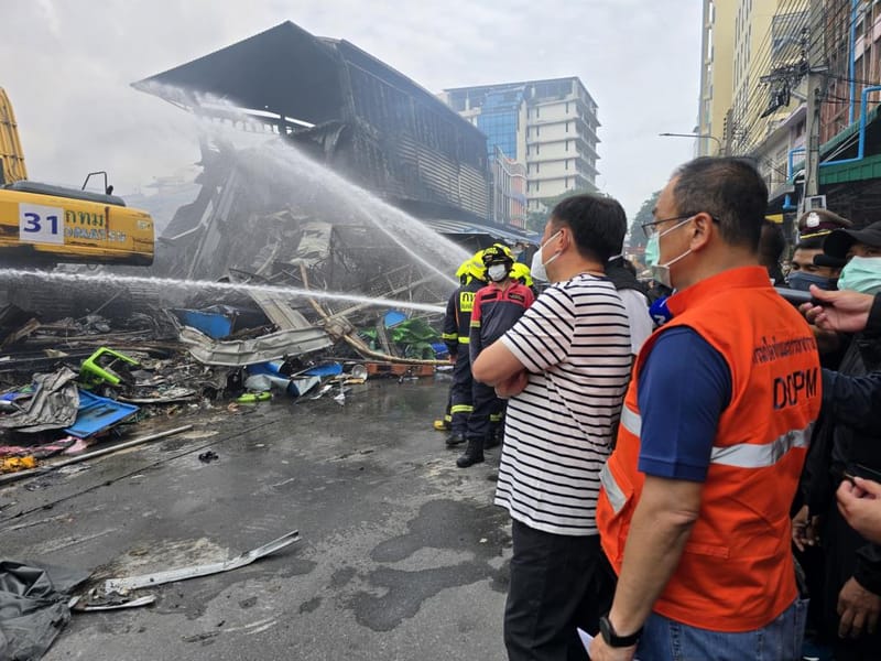 "Anutin" inspects Khlong Thom Center after fire, warns public to beware of chemical smoke and to watch over remaining goods, urges people not to add to the suffering of those already in distress