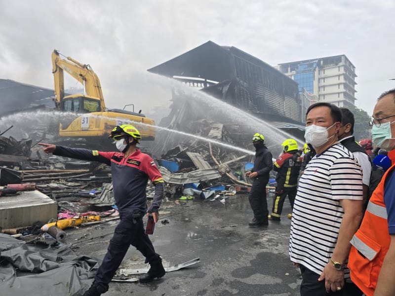 "Anutin" inspects Khlong Thom Center after fire, warns public to beware of chemical smoke and to watch over remaining goods, urges people not to add to the suffering of those already in distress