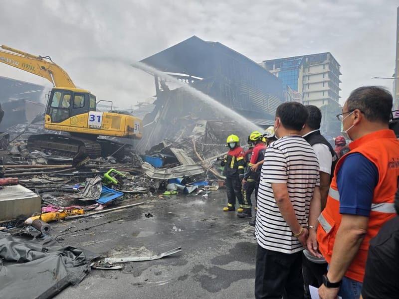 "Anutin" inspects Khlong Thom Center after fire, warns public to beware of chemical smoke and to watch over remaining goods, urges people not to add to the suffering of those already in distress