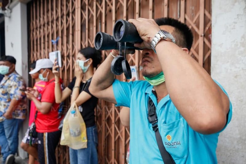 "Anutin" inspects Khlong Thom Center after fire, warns public to beware of chemical smoke and to watch over remaining goods, urges people not to add to the suffering of those already in distress