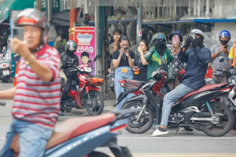 "Anutin" inspects Khlong Thom Center after fire, warns public to beware of chemical smoke and to watch over remaining goods, urges people not to add to the suffering of those already in distress