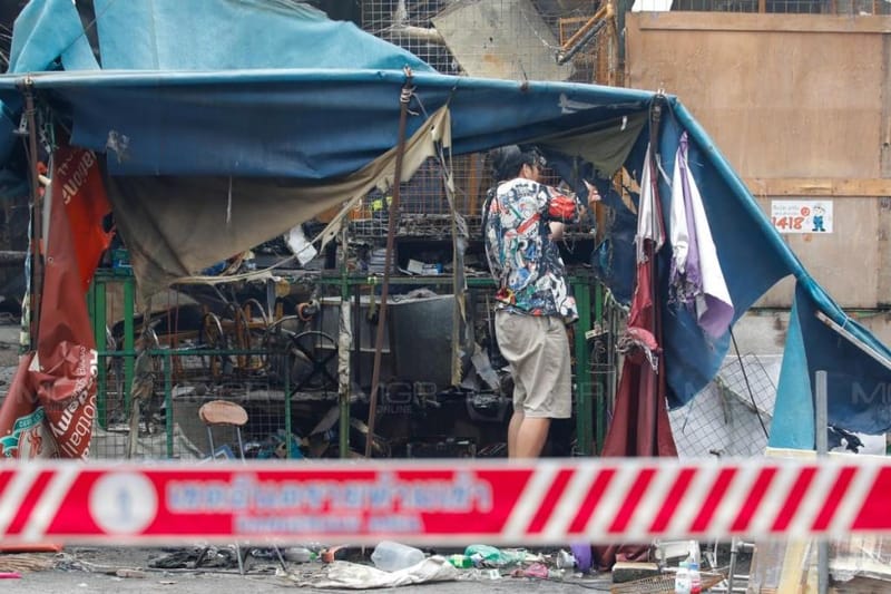 "Anutin" inspects Khlong Thom Center after fire, warns public to beware of chemical smoke and to watch over remaining goods, urges people not to add to the suffering of those already in distress