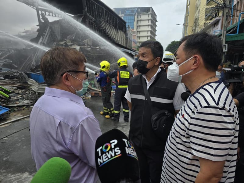 "Anutin" inspects Khlong Thom Center after fire, warns public to beware of chemical smoke and to watch over remaining goods, urges people not to add to the suffering of those already in distress