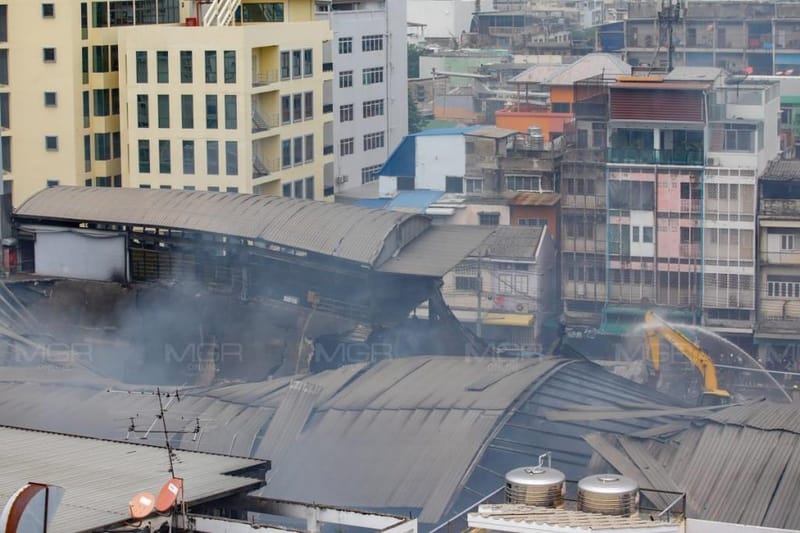 "Anutin" inspects Khlong Thom Center after fire, warns public to beware of chemical smoke and to watch over remaining goods, urges people not to add to the suffering of those already in distress