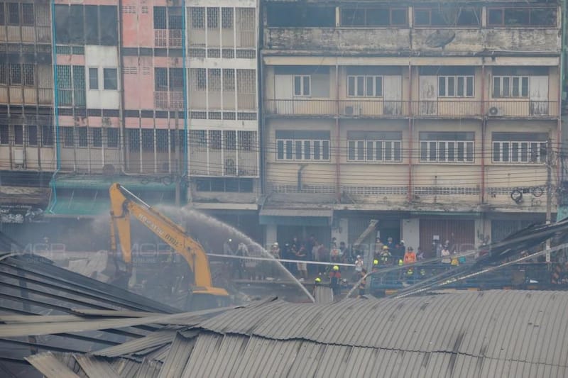 "Anutin" inspects Khlong Thom Center after fire, warns public to beware of chemical smoke and to watch over remaining goods, urges people not to add to the suffering of those already in distress