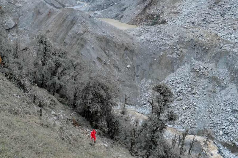Tense! Rescue teams at China-Nepal border temporarily halt operations over fears of "debris lake" the size of 1,000 Olympic swimming pools bursting