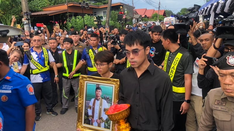 (Video) Tears Flow! Thousands of Relatives and Fans Receive the Body of "Hlun Solo" — Grandmother Quietly Shuts Herself Away, Cannot Bear to Look at Her Grandson, Devastated He Left So Soon