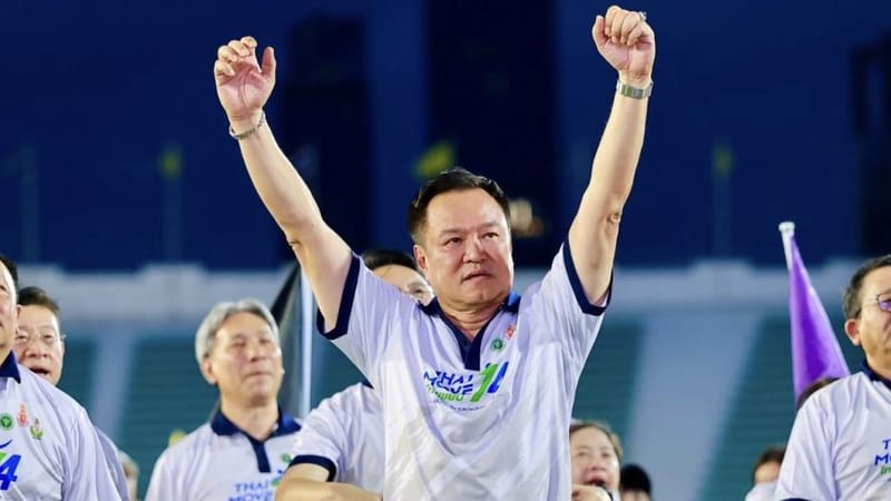 Anutin leads aerobics session to close the "74 Days, 74 Million Calories" project