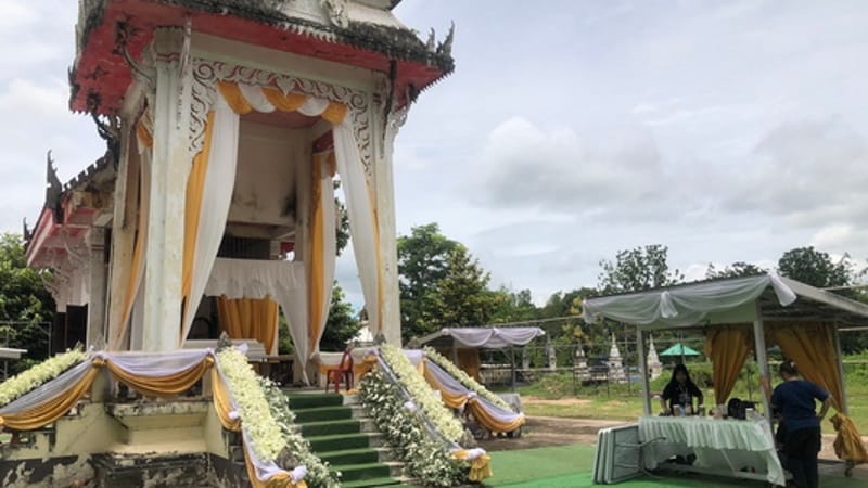 Temple sets up over 2,000 chairs to receive guests sending off "Hlun Solo" to heaven tomorrow; wave of mourning boosts economy in Somdet district — wreath makers can't keep up
