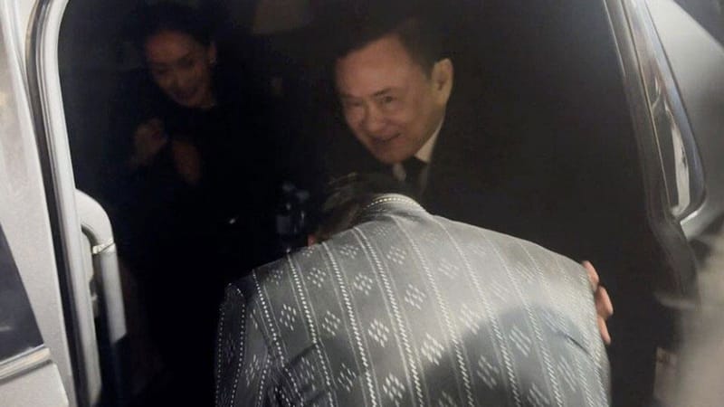 Anutin pays respects at Thaksin's lap and sees him to his car after "Kriang" funeral chanting ceremony — joins dinner table
