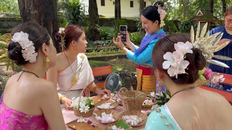 "Wat Jet Yot" Is a Huge Hit — Chinese "Big Sisters" Go Viral Wearing Thai Traditional Dress, Stringing Garlands to Offer to the Buddha, at Chiang Mai's Would-Be World Heritage Site