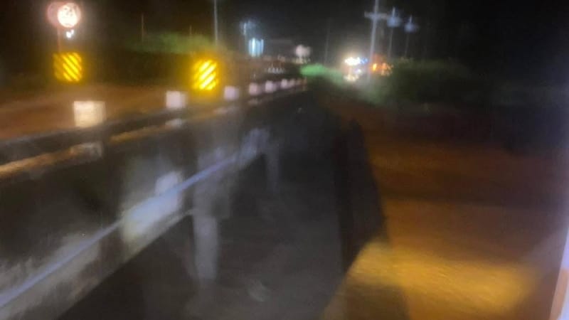 (Clip) Highway 108 in chaos! Heavy rain triggers flash floods, eroding Bailey bridge abutments — bridge piers disappear — route between Mae Hong Son, Mae Sariang, and Hot must be closed