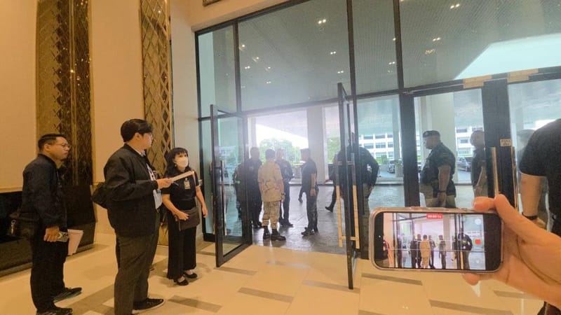 PM Holds Emergency Security Meeting After Surge of Unrest in Deep South, Before Flying to Nan and Ubon Ratchathani to Monitor Floods and Visit Soldiers Injured in Mine-Clearing Operation