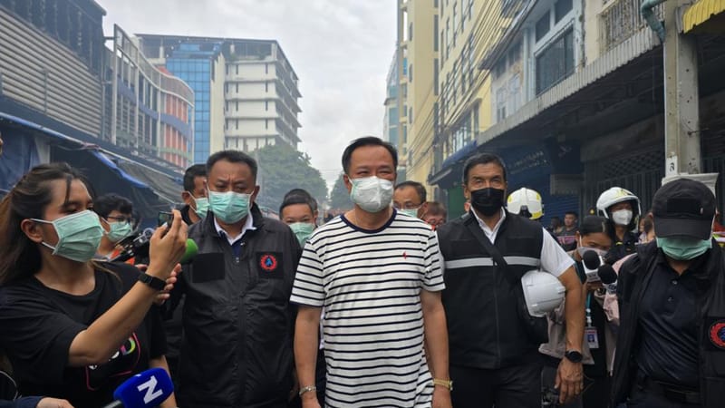 "Anutin" inspects Khlong Thom Center after fire, warns public to beware of chemical smoke and to watch over remaining goods, urges people not to add to the suffering of those already in distress