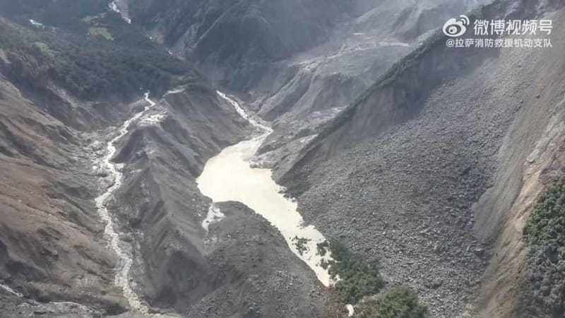 Tense! Rescue teams at China-Nepal border temporarily halt operations over fears of "debris lake" the size of 1,000 Olympic swimming pools bursting